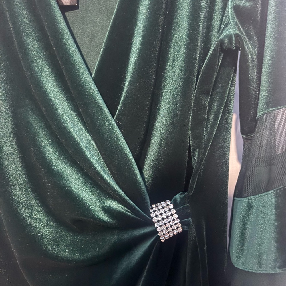 R&M Richards Emerald Velour Dress with Mesh Bell Sleeves Size 12 NWT - Picture 2 of 6